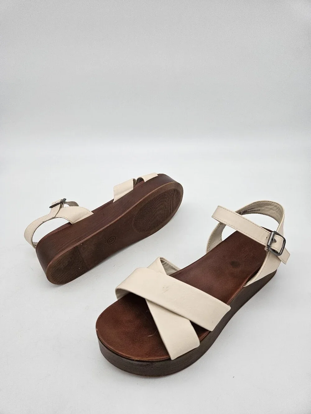 Universal Thread Billi Faux Leather Wood Bottom Crossband Platform Pumps 8